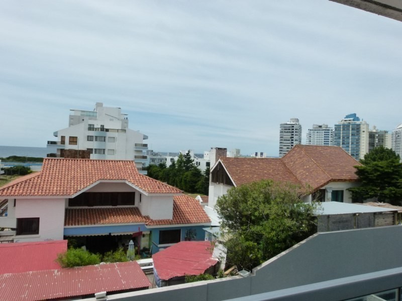 Departamento venta y alquiler en Edificio Chronos de Punta del Este, a pasos de la Playa Brava.